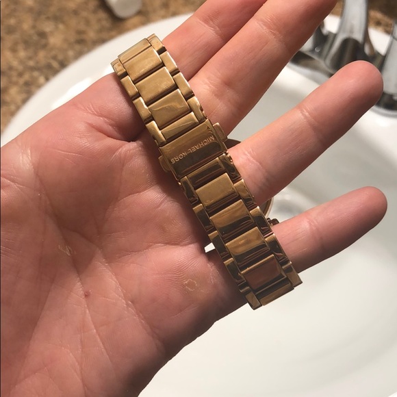 Michael Kors Rose Gold Watch - Picture 5 of 8